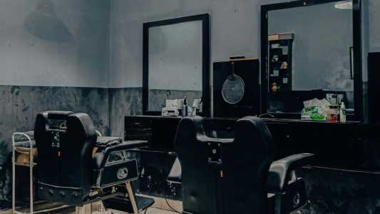 Homem é procurado após agredir genro a chicotadas em barbearia de MG