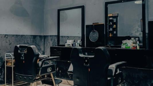 Homem é procurado após agredir genro a chicotadas em barbearia de MG
