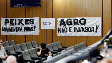 Cartazes marcaram audiência nesta quinta-feira (4)