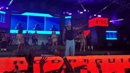 Rodriguinho embala foliões com clássicos do pagode na Praça da Estação em BH