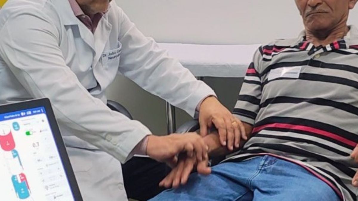 Paciente recebe ativação de sistema de estimulação cerebral para tratamento de Parkinson