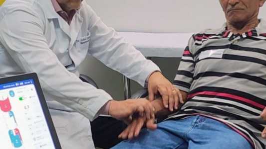 Paciente recebe ativação de sistema de estimulação cerebral para tratamento de Parkinson