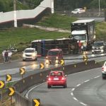 Micro-ônibus tomba e deixa três feridos na BR-381, no Sul de Minas