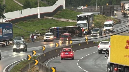 Micro-ônibus tomba e deixa três feridos na BR-381, no Sul de Minas