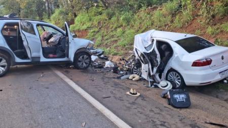Imagens mostra o veículo Voyage com a frente completamente destruída