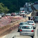 Carreta carregada com refrigerantes tomba e interdita a BR-381 na Grande BH