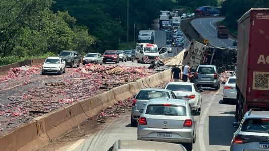 Carreta carregada com refrigerantes tomba e interdita a BR-381 na Grande BH