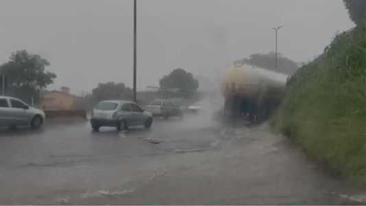 Anel, sentido Vitória, pouco antes do viaduto da Amazonas. Ponto de alagamento