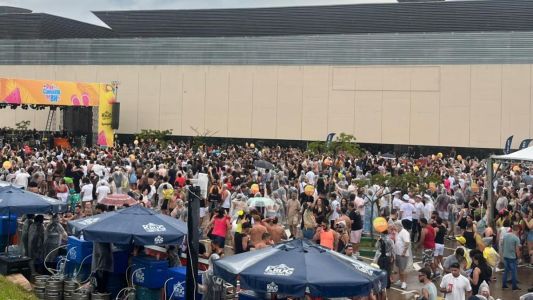 Com chuva, foliões curtem encontro de blocos em evento fechado de Carnaval em BH