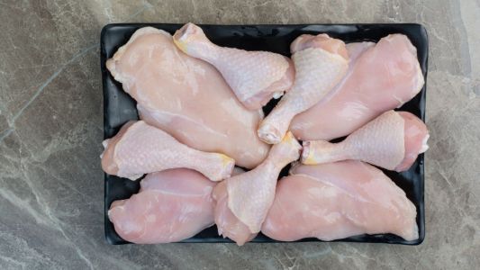 Preço do frango congelado cai pelo terceiro mês seguido e volta a níveis de 2025