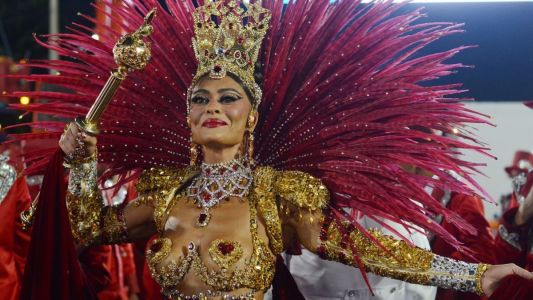 Viradouro campeã: pé quente, Juliana Paes brilha como rainha após 17 anos