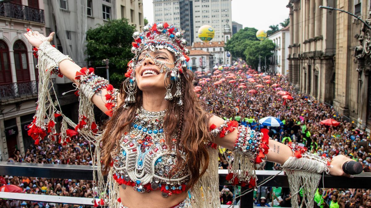 Bloco da Anitta arrasta 700 mil foliões no Centro do Rio neste sábado (21); veja fotos