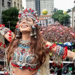 Bloco da Anitta arrasta 700 mil foliões no Centro do Rio neste sábado (21); veja fotos