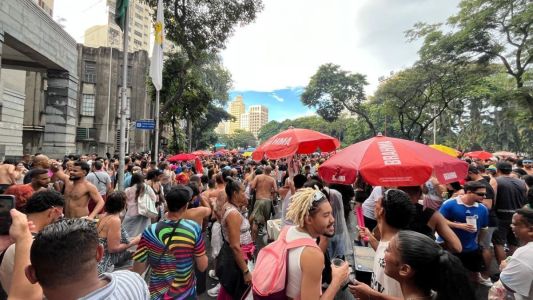 Foliões lotaram avenida