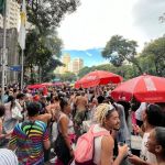 Com chuva, Pedro Sampaio reúne 200 mil foliões no pós-Carnaval em BH, diz assessoria