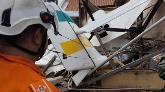 Avião de pequeno porte cai sobre casa em Goiânia