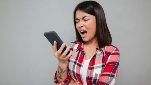 Entenda o que é 'rage bait', palavra do ano de 2025 segundo o dicionário Oxford