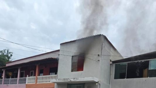 Homem tenta estrangular esposa e provoca incêndio em casa em BH