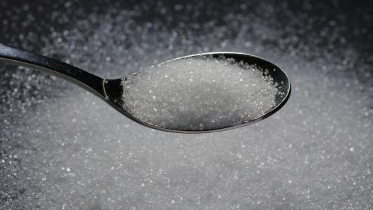 Açúcar cristal recua com pressão por preços menores e oferta global maior