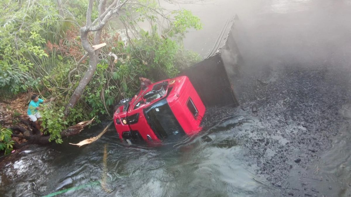 Vídeo: ponte desaba e caminhão cai dentro de rio no Maranhão