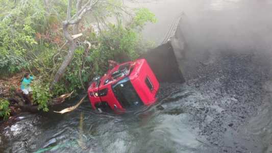 Ponte desaba e caminhão cai dentro de rio no Maranhão