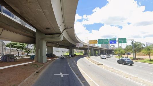 Motociclista morre após fugir de blitz, bater em mureta e cair de viaduto em BH