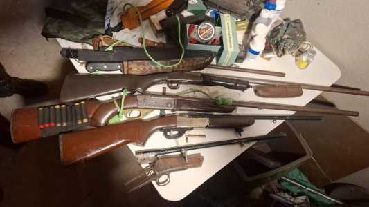 28 armas e 15 kg de drogas apreendidas