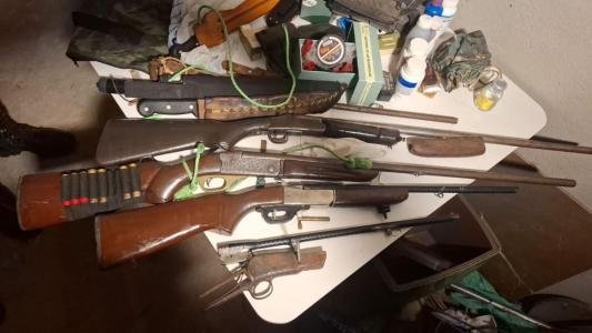 28 armas e 15 kg de drogas apreendidas