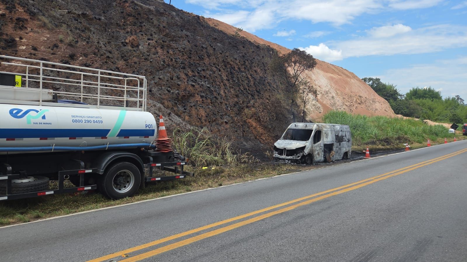 Ambulância da EPR Sul de Minas pega fogo em rodovia