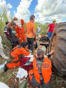 Bombeiros resgatam homem com perna presa em máquina agrícola em Campo Florido