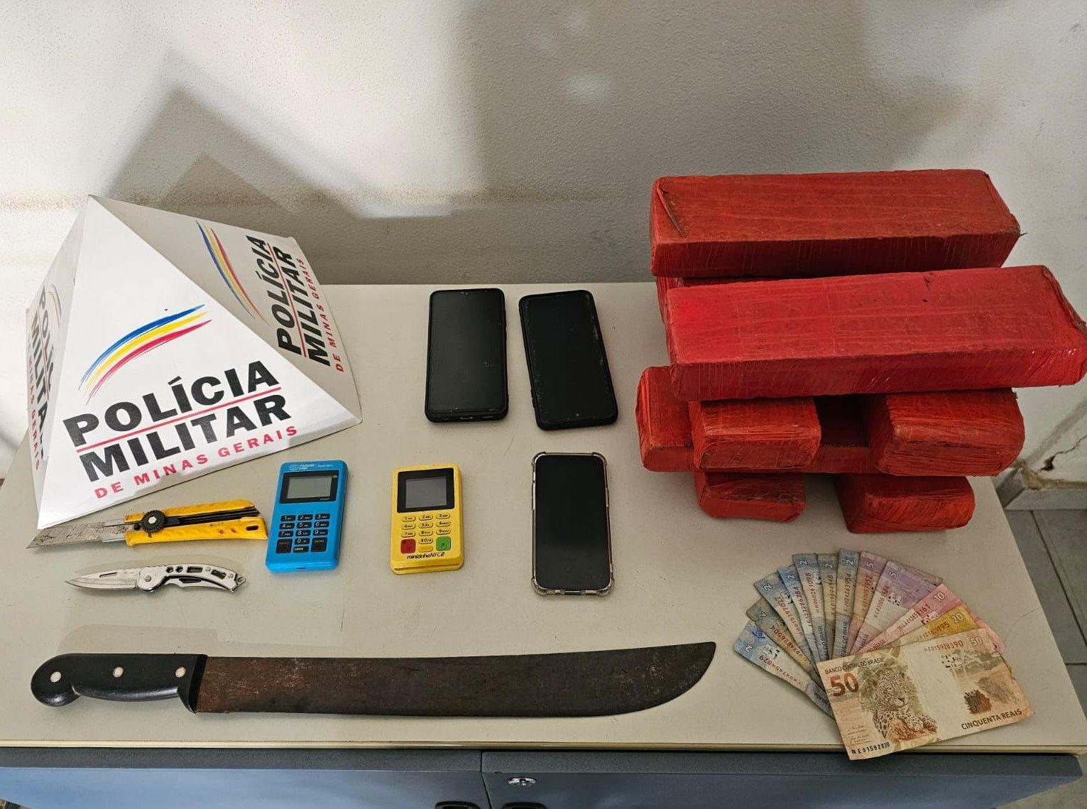 Polícia Militar prende suspeito de tráfico e apreende oito barras de maconha em Mariana (MG)