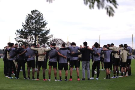 Elenco do Criciúma reunido para o treino desta terça-feira no CT Antenor Angeloni