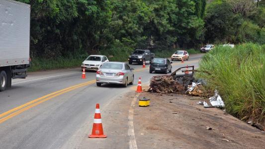 Após acidente com três mortos, caminhoneiro abandona local na BR-381