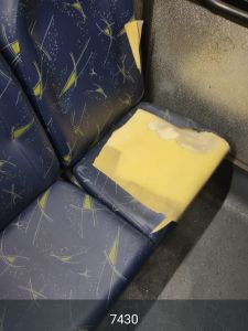 Poltronas cortadas e pichações internas estão registradas