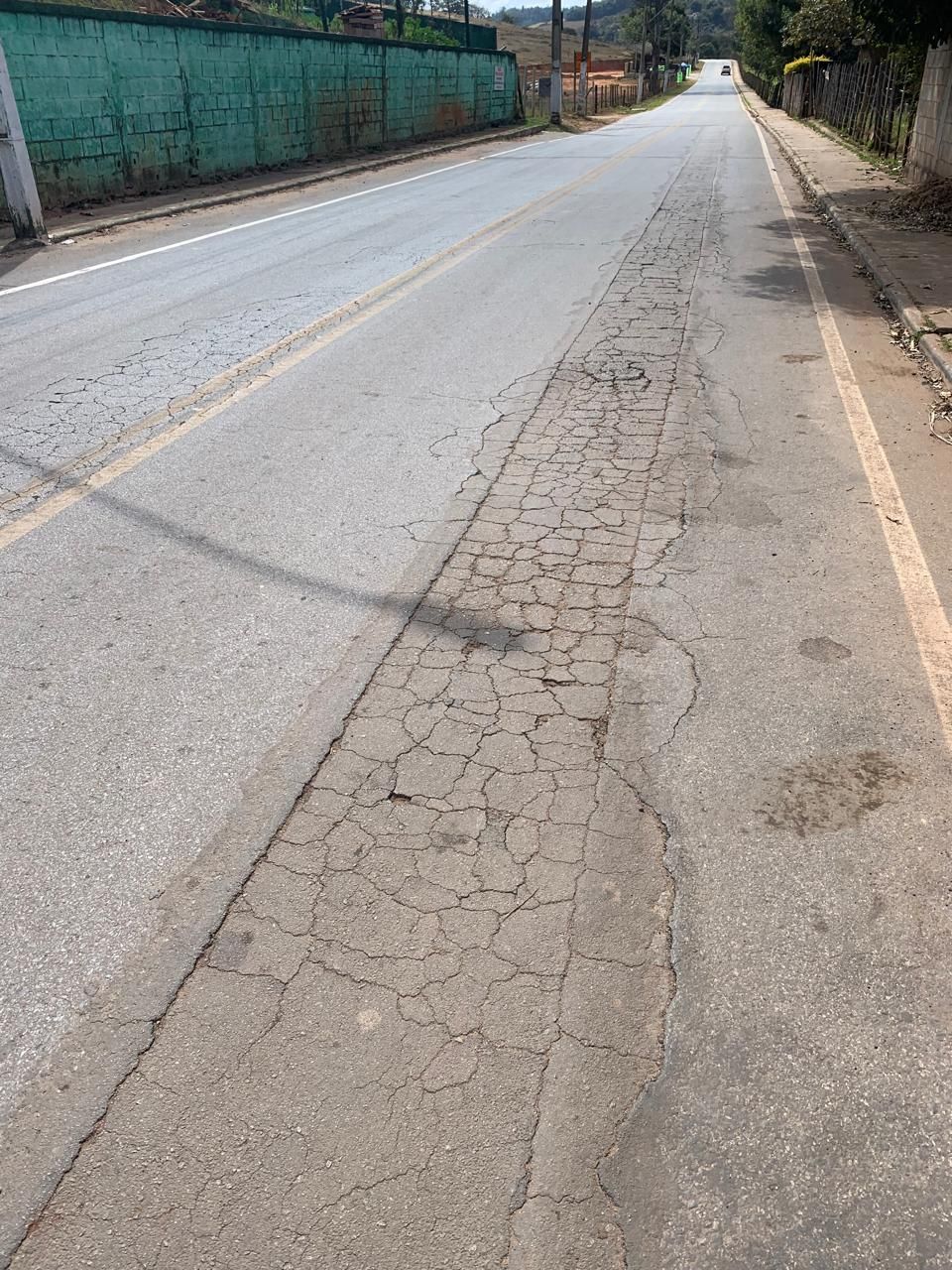 Morador denuncia buracos e abalos em residência após obra da Saneouro em Amarantina
