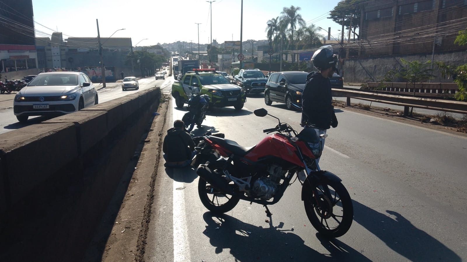 Passageira fica ferida após moto de aplicativo bater em carro, em Contagem
