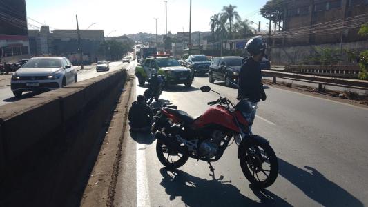A passageira apresentava dores pelo corpo, enquanto o motociclista não tinha ferimentos aparentes