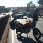 Passageira fica ferida após moto de aplicativo bater em carro, em Contagem