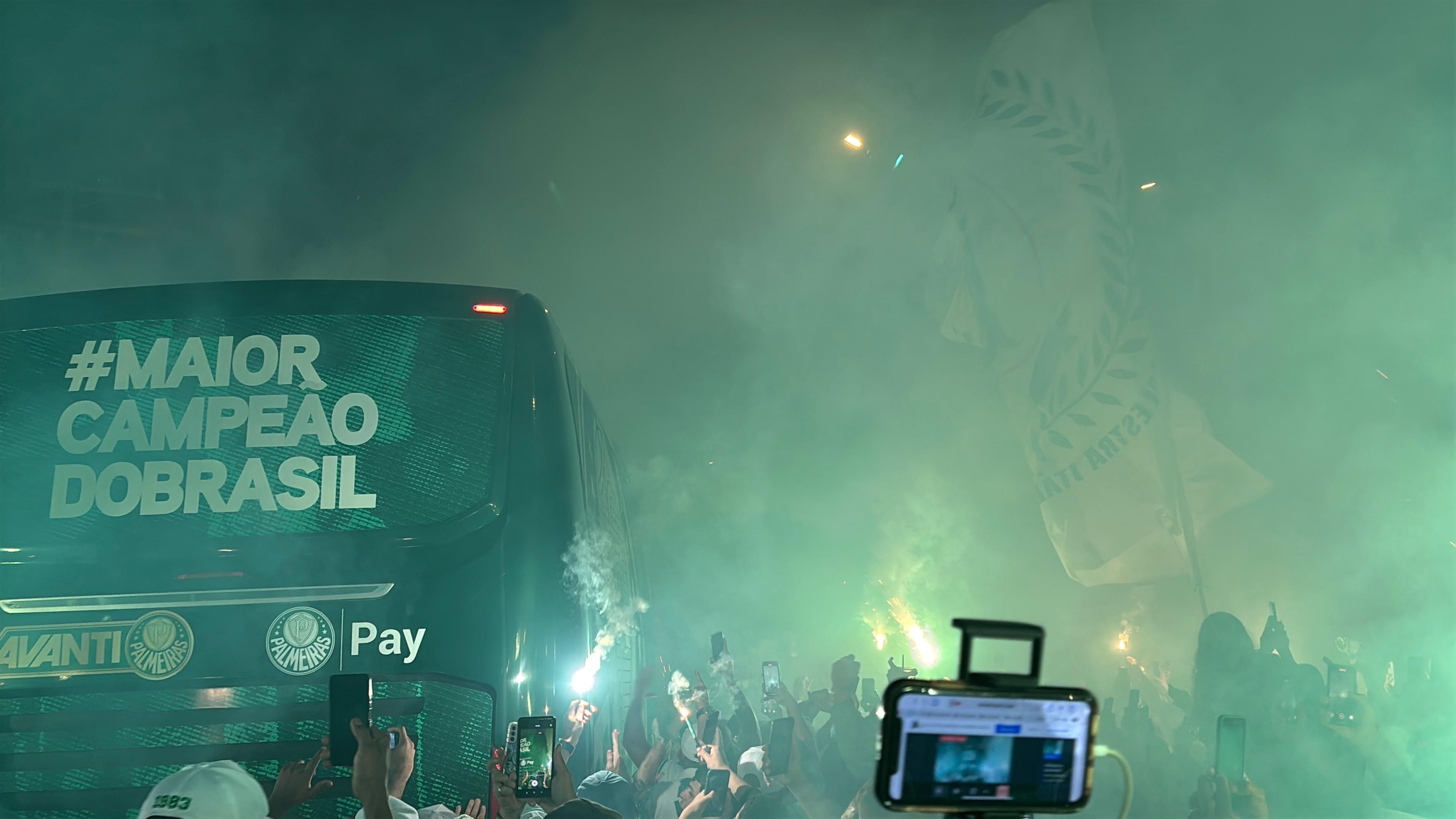 Torcedores do Palmeiras fazem 'corredor de fogo' até o Allianz; veja