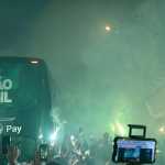 Torcedores do Palmeiras fazem 'corredor de fogo' até o Allianz; veja