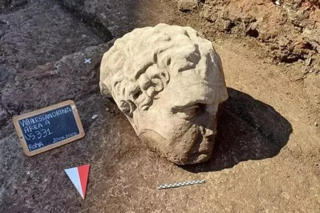 Cabeça de estátua em mármore é encontrada em escavações em Roma