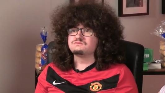 Torcedor do United não corta cabelo há quase 500 dias após aposta