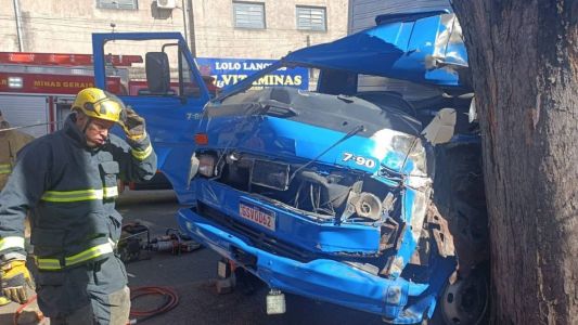 Cabine de caminhão fica destruída em acidente na BR-381