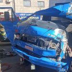 Cabine de caminhão fica destruída em acidente com árvore na BR-381; veja imagens   