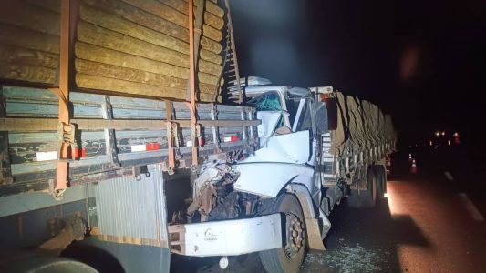 Cabine de um dos veículos ficou destruída com a força da batida