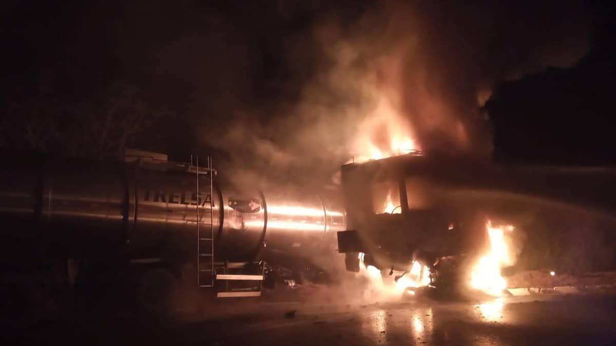 Caminhão-tanque pega fogo após bater em mureta de ponte no Triângulo Mineiro