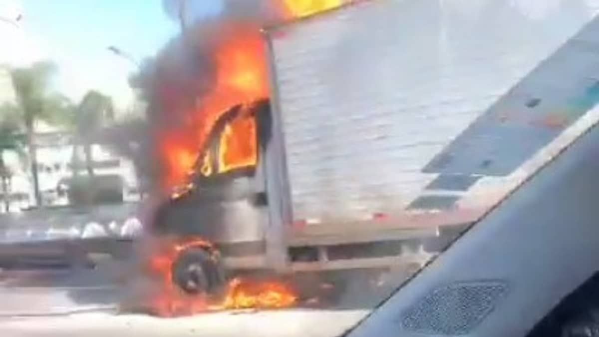 Caminhão pega fogo e interdita parte da Rodovia Fernão Dias, na Grande BH