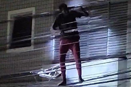 Ladrão sobe em poste com serrote para roubar fios e mobiliza até helicóptero da PM em BH