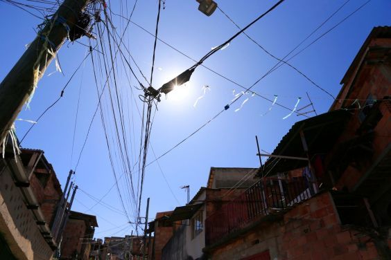 Entenda a lei que pode dar fim a cabos e fios partidos espalhados por Belo Horizonte