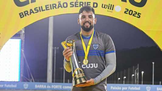 Goleiro João Cabral posa com a taça da Série D do Campeonato Brasileiro